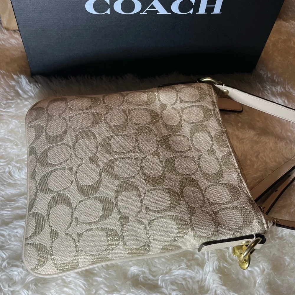 Coach - Picture 2 of 11